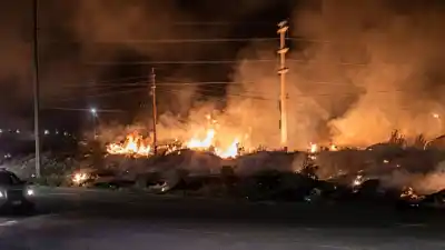Incendio de pastizales en Valle Chico: los bomberos luchan contra las llamas