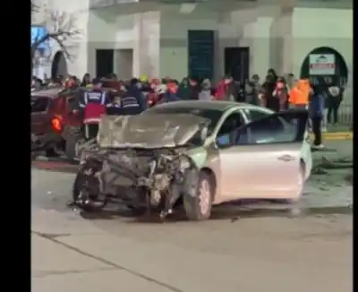Un fuerte choque en Rawson dejó varios heridos y un gran operativo de emergencia