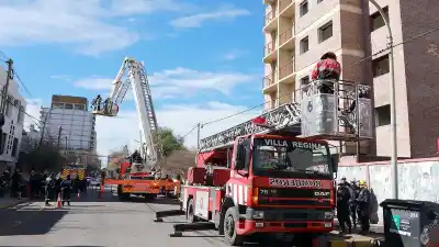 Un edificio abandonado, 60 bomberos y una hidroescalera de 32 metros: así fue el operativo que paralizó el centro