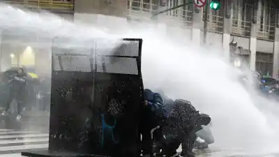 La noche que el centro porteño se convirtió en un campo de batalla: represión, heridos y una doctrina que incomoda