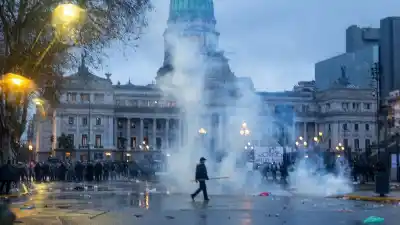 La bandera argentina, la fuerza que se lleva puesto al gobierno de Milei