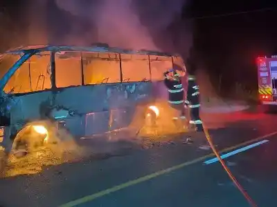 Un micro fue consumido por las llamas y un motociclista perdió la vida en Formosa
