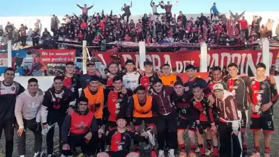 Se lo dieron vuelta en el final: Defensores de Esquiú es el primer finalista en Las Chacras