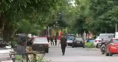 Tiroteo en el sudoeste: un policía baleado en el cuello y los delincuentes se robaron su patrullero