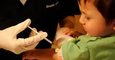 Alerta sanitaria: la vacunación en Argentina se derrumba y los médicos piden medidas urgentes