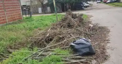 El pozo que nadie se anima a tapar: conductores en alerta en Camino Centenario