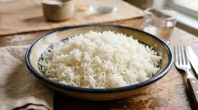 El secreto que los chefs guardan para que el arroz nunca más quede pegoteado en tu casa