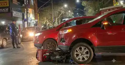 Impactante choque en plena Libertador: un repartidor de apps terminó contra un auto