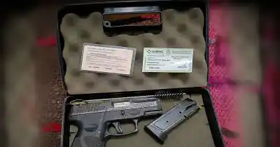 Amenazó a una mujer con un arma por una pelea de chicos: allanaron su casa y encontraron un arsenal