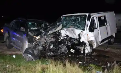 Impactante choque en la Ruta 33: una combi con universitarios quedó destrozada y hay dos heridos graves