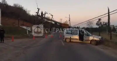 Un auto chocó contra un poste de luz en La Caldera y dejó sin energía a todo el pueblo