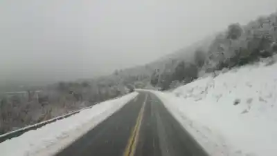 La nieve no da tregua: Pino Hachado sigue cerrado y las rutas de la cordillera, al límite