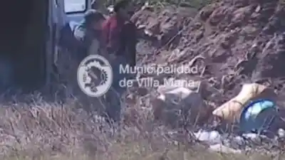 Lo captaron las cámaras: infraccionaron a un vehículo por tirar basura en plena avenida