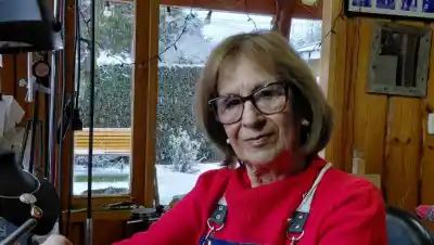 Jubilación transformada: la docente que encontró en la plata 925 su nueva pasión en Junín de los Andes