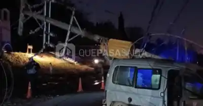 Un auto destrozó un poste en Ruta 9 y dejó a oscuras a varias localidades: ¿cuándo vuelve la luz?