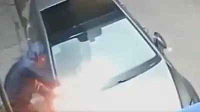 Prendió fuego un auto en La Plata, las llamas lo alcanzaron y huyó con un cómplice