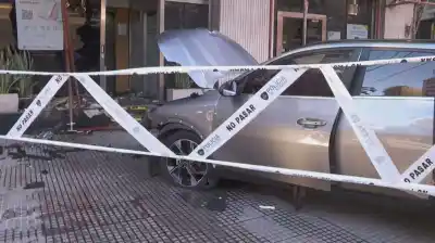 Se quedó dormido al volante y terminó estrellado contra un banco en Caballito