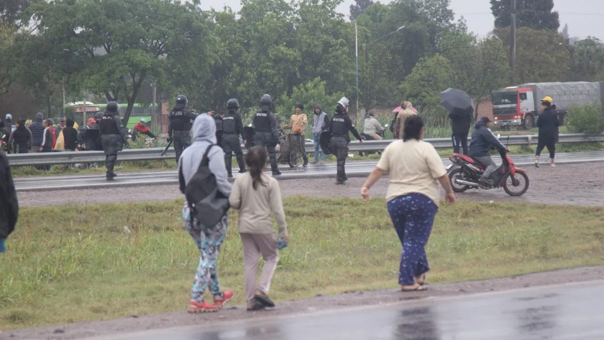Tras un choque entre un camión y un taxi, vecinos quisieron llevarse las bolsas de papa
