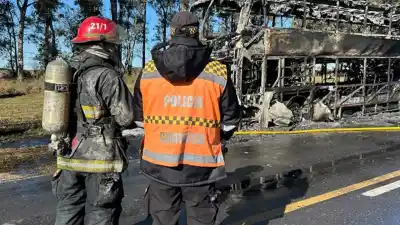 Un colectivo con 22 pasajeros se incendió en plena ruta 19