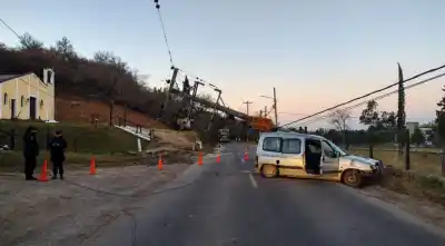 Un choque destrozó una columna y dejó a oscuras a dos localidades de Salta