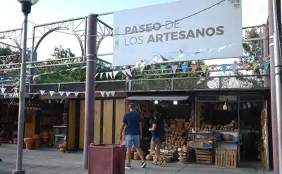 El drama de los artesanos de Urquiza: las ventas se derrumban y el paseo quedó vacío