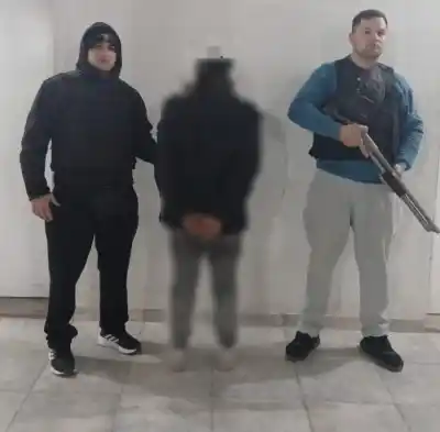 Un joven terminó herido en la ingle y la policía encontró al agresor con el arma en su poder