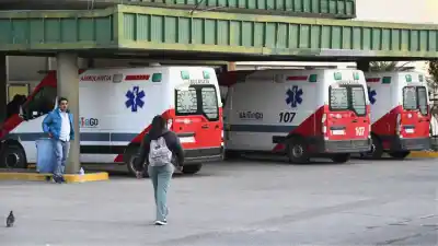 Chocó su moto contra una camioneta y sufrió fracturas: lo derivaron de urgencia