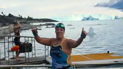 A los 42 aprendió a nadar y hoy conquista el glaciar: la historia de la docente neuquina que brilló en el Mundial