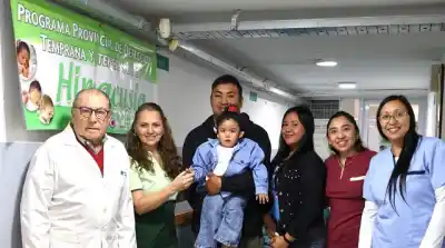 Un hito en la salud pública: una niña de Santiago del Estero escucha por primera vez gracias a una vincha de conducción ósea