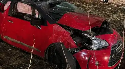 Volcó su Citroën en Lesser, casi se incendia y ahora buscan a una camioneta