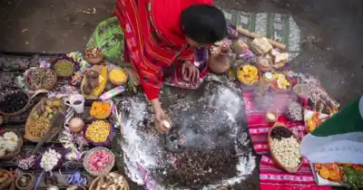 Un pozo ceremonial, ofrendas y música: así se celebra el Festival de la Pachamama en Rosario