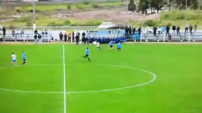 Un despeje cruzó la ruta y desató un choque insólito: la pelota terminó contra una camioneta