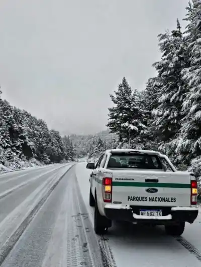 Alerta en el Nahuel Huapi: la nieve obliga a extremar cuidados en varios caminos