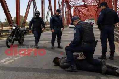 Zigzagueaba por el Puente Carretero y desafió a la policía: el increíble resultado de su alcoholemia
