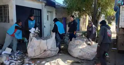 El increíble hallazgo en una casa de Rosario: ya sacaron 10 camiones de basura y la historia recién empieza