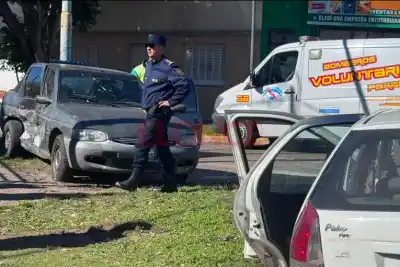 Dos mujeres heridas tras un violento choque en avenida Ramírez: investigan si cruzaron en rojo