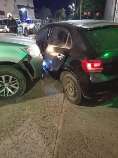 Impactante choque en Capital: el conductor quedó atrapado pero logró salir por sus propios medios