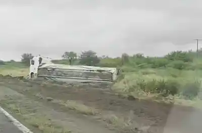 Volcó un camión cisterna con combustible en la Ruta 34: el detalle que complicó la maniobra
