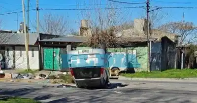 Volcó en plena avenida tras chocar contra un volquete en La Plata