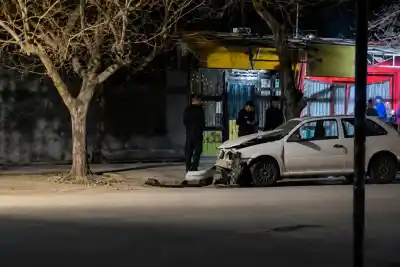 Maniobra desesperada en San Juan: un joven terminó incrustado contra un árbol para evitar un choque