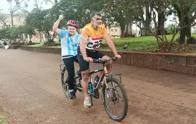 La promesa de un padre a su hijo con autismo que se convirtió en un proyecto de inclusión sobre ruedas