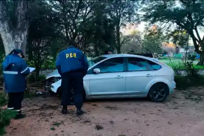 Un conductor atravesó el cerco de un club y el test de alcoholemia encendió todas las alarmas