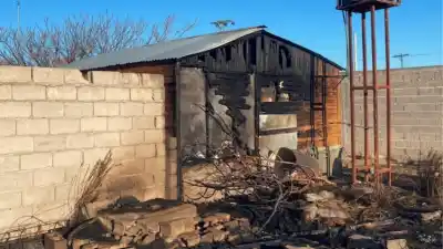 El fuego arrasó un baldío y no perdonó: alcanzó una casa en la zona norte