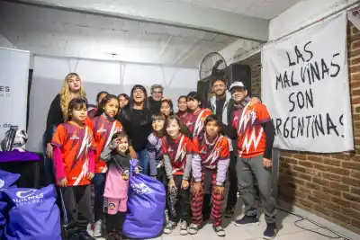 Quilmes equipó a siete clubes de la Liga Femenina: el emotivo gesto de la intendenta interina