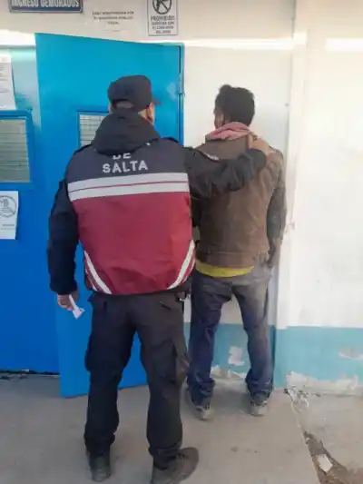 Demoraron a dos jóvenes con una ganzúa casera en pleno patrullaje