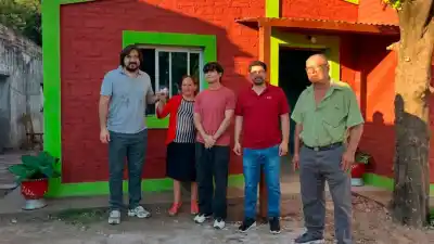 Un accidente la dejó sin techo: la emotiva entrega de una nueva casa que conmovió al intendente