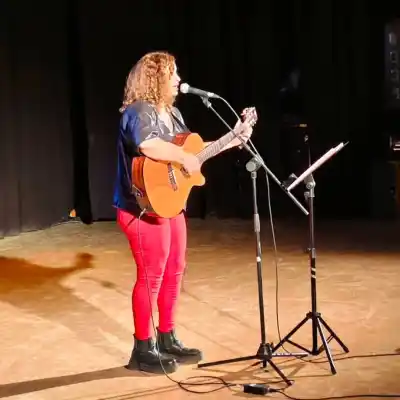 Cantoversos: el recital que une poesía y resistencia llega a Santa Rosa
