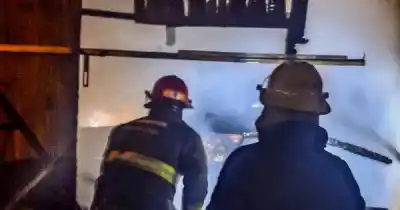 Un incendio en un depósito de Puerto Deseado puso en riesgo una vivienda: el momento que generó alarma