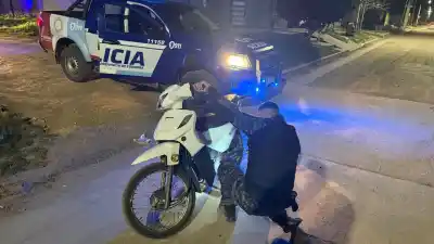 Huyeron de un control policial en una moto: el insólito desenlace en barrio Nicolás Avellaneda