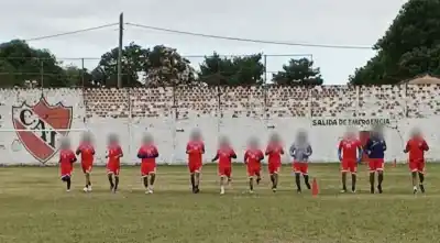 Tragedia en el fútbol de veteranos: un jugador murió tras descompensarse en pleno partido